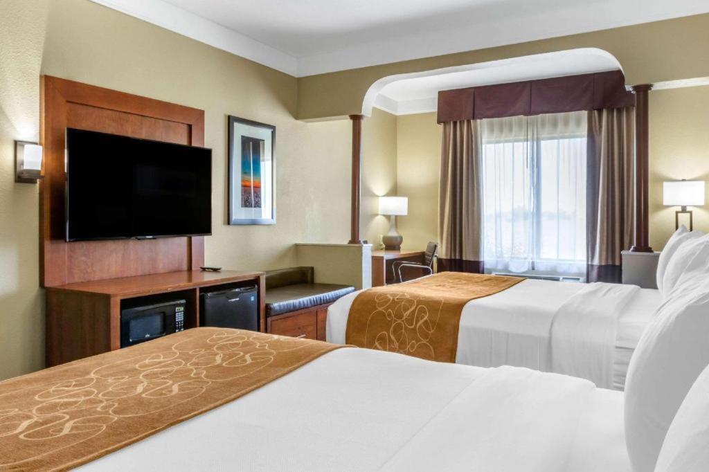 Comfort Suites Plainview Bagian luar foto