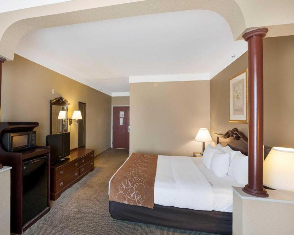 Comfort Suites Plainview Bagian luar foto