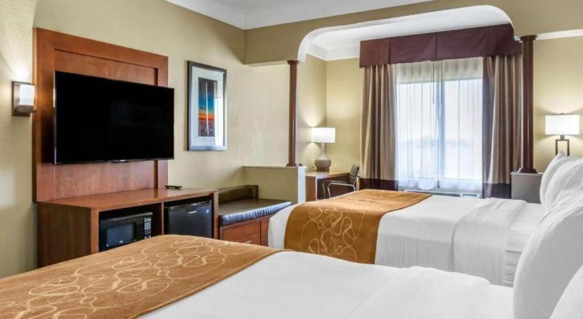 Comfort Suites Plainview Bagian luar foto