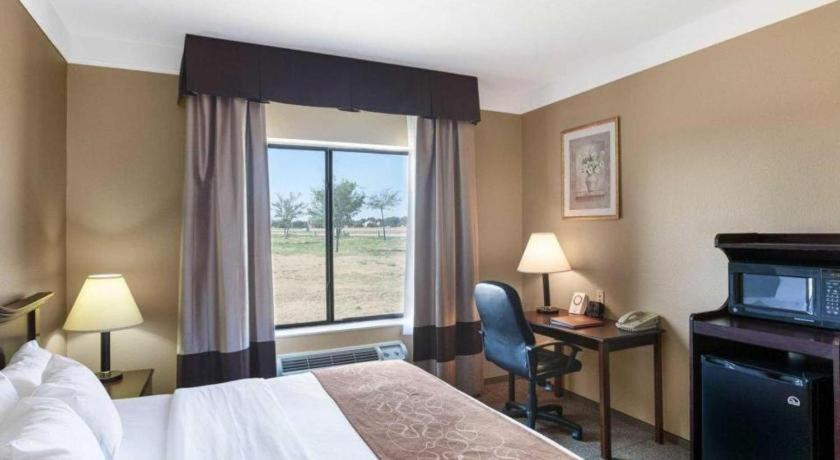 Comfort Suites Plainview Bagian luar foto
