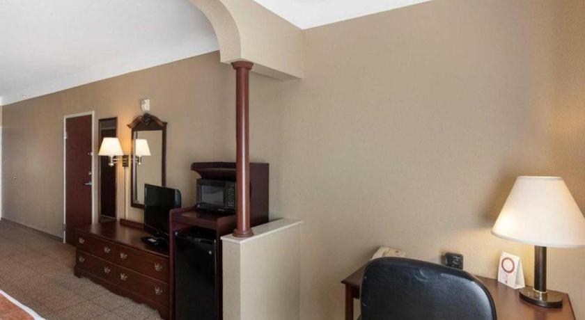 Comfort Suites Plainview Bagian luar foto